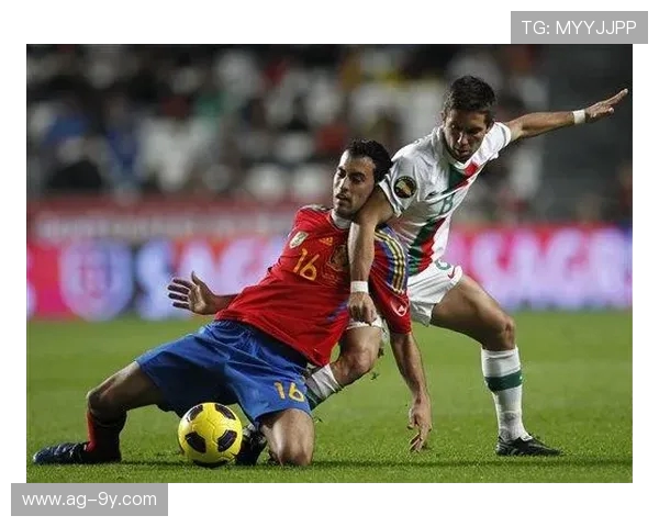 围绕足球护球姿势讲解图全面解析实战控球与身体对抗技巧关键要点